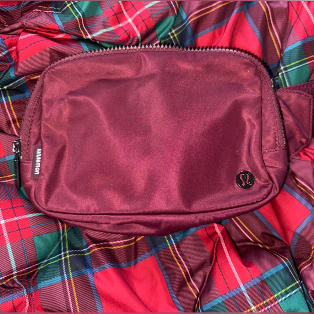 “Lululemon Everywhere Belt Bag” in burgundy (not sold anymore)